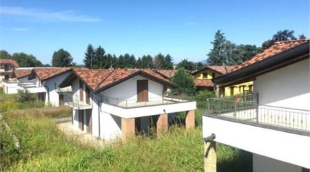 Villa for Sale in Fino Mornasco